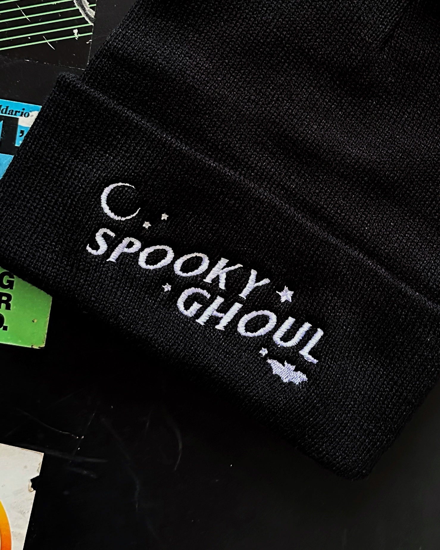 Bonnet à pompon brodé Spooky Ghoul
